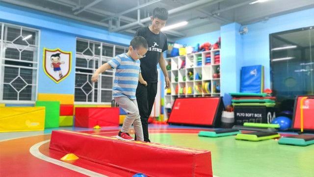 从翻跟头到24小时连轴转：我们在WAIC看到了机器人的班味(图1)